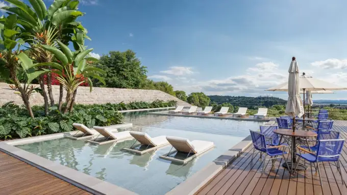 Piscina de Borda Infinita com Deck Molhado